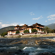 Punakha Dzong 1st Zhabdrung Rinpoche built the dzong in 1637-38.